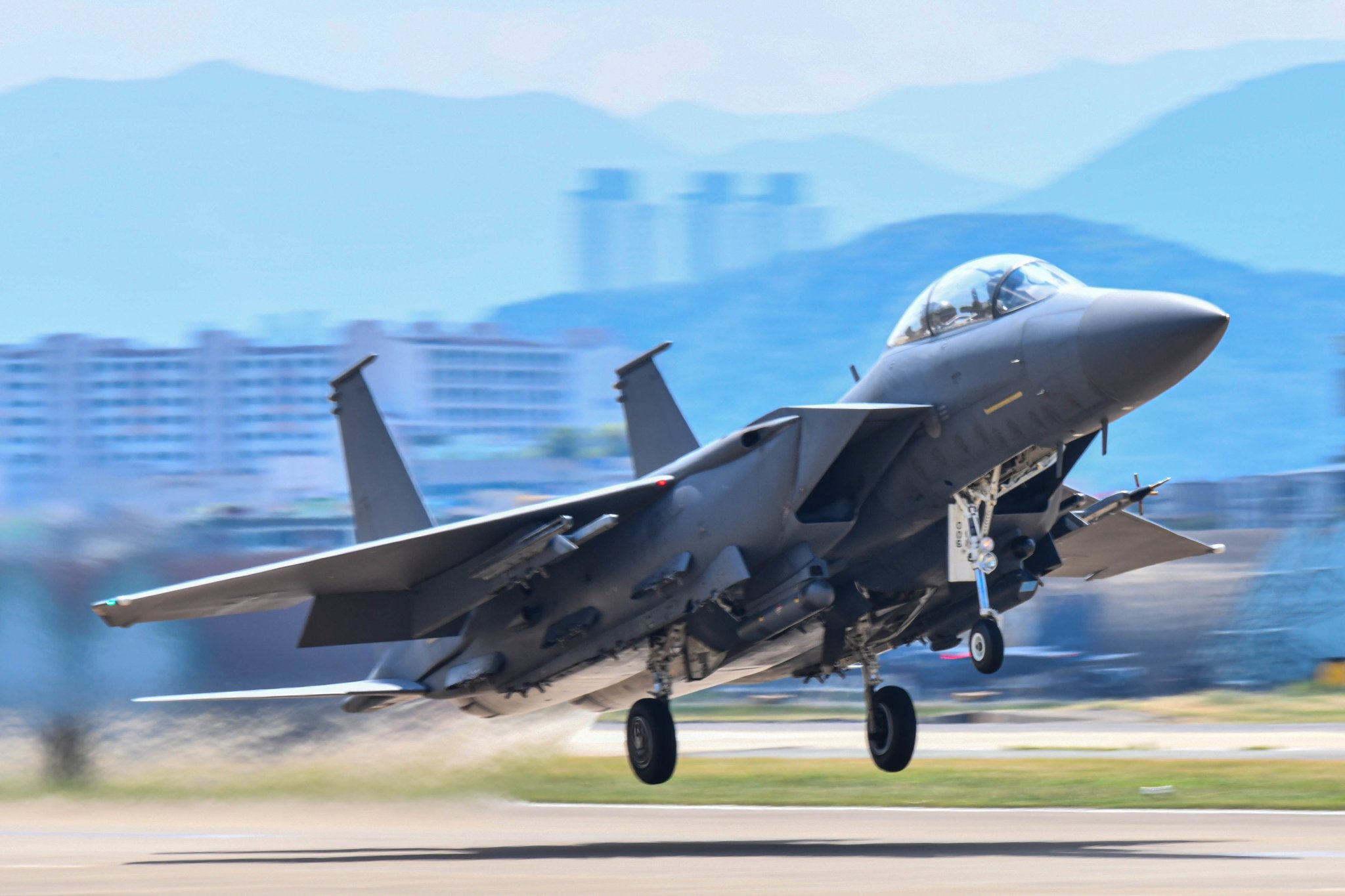 공군 제11전투비행단 소속 F-15K가 폭염으로 활주로 아스팔트에 아지랑이가 피어오르는 가운데 임무를 수행하기 위해 뜨거울 열기를 발산하며 이륙하고 있다.  사진 공군