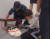 지난 4일 서울 서초구 고속터미널 흉기를 소지하고 돌아다니다 붙잡힌 20대 남성. 그가 들고 있던 상자에서 흉기 두 점이 나왔다. 사진 트위터 캡처