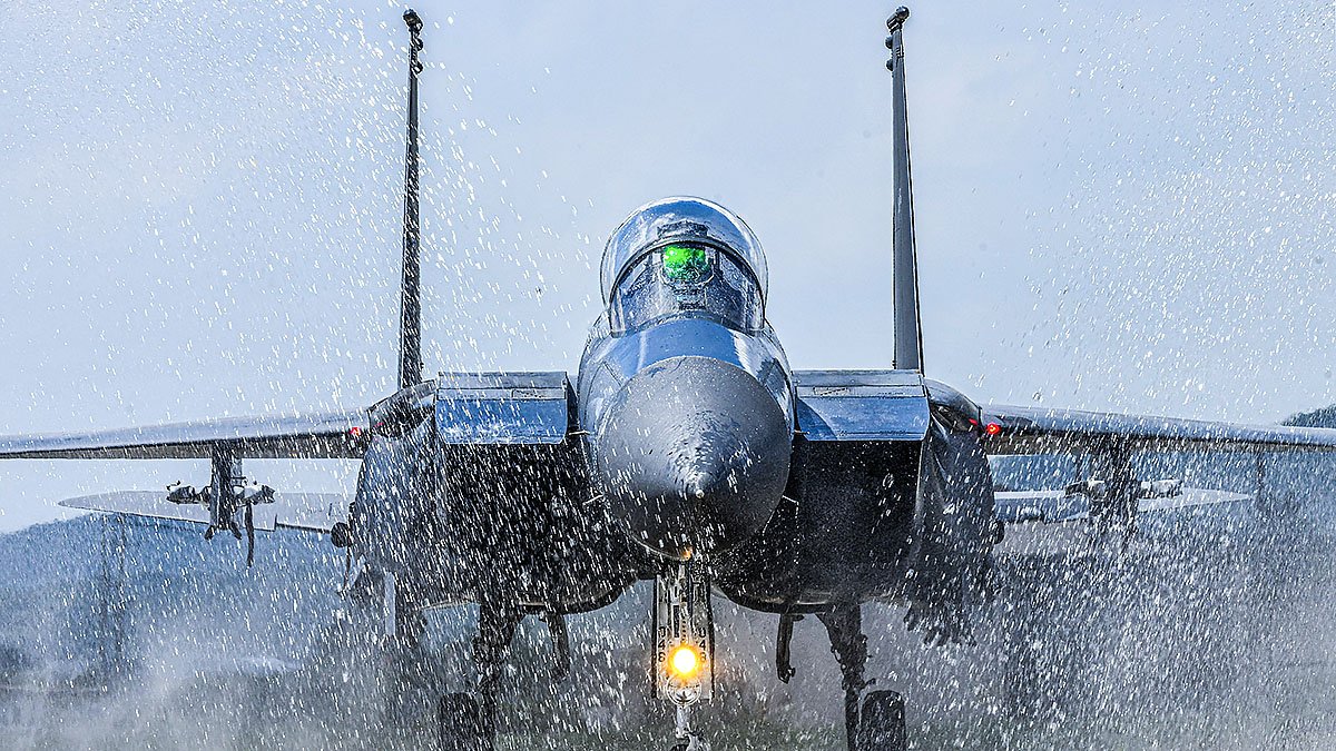 임무를 마친 공군 제11전투비행단 소속 F-15K가 지난 3일 시원한 물을 맞으며 항공기 린스작업 과정을 거치고 있다. 항공기린스(CWR: Clear Water Rince)는 해상임무를 마치고 복귀한 항공기에 묻어있는 염분을 제거하는 필수 작업이다. 사진 공군