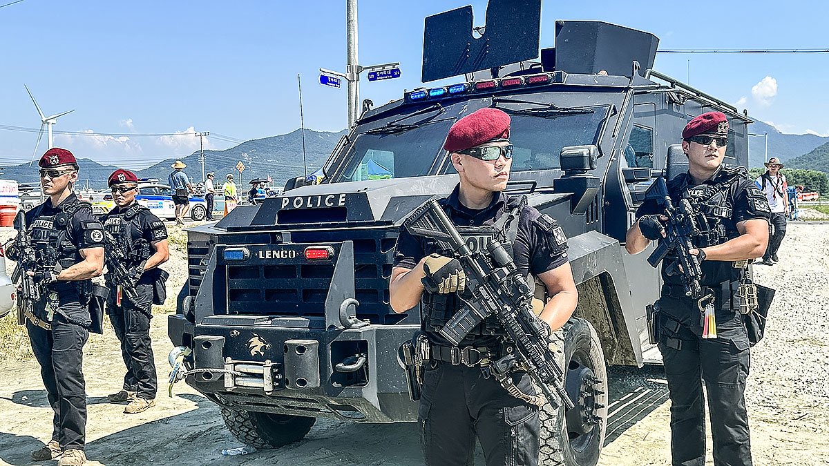 세계스카우트잼버리 영내에서 경찰특공대가 장갑차를 대동해 테러 방지와 스카우트 대원들의 안전을 위해 경계 활동을 하고 있다. 뉴시스