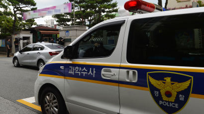 "이 학교 졸업생" 속이고 교무실 침입…교사 7번 찌른 20대 구속