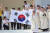 한국이 청년과 사제들이 6일 포르투갈에서 열린 가톨릭의 축제인 세계청년대회에서 차기 대회의 서울 개최를 기뻐하고 있다. AFP=연합뉴스