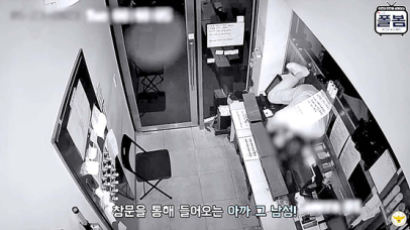 공포영화 '링' 귀신처럼 들어왔다…CCTV에 찍힌 뻔뻔한 도둑