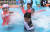 서울 지역 낮 최고기온이 33도까지 올라 찜통더위를 보인 6일 서울 영등포구 여의도 한강공원 수영장을 찾은 어린이들이 물놀이를 즐기며 더위를 식히고 있다. 뉴스1