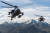 미군 헬리콥터가 알래스카주 포트 웨인라이트인근 산맥을 비행하는 모습. AP=연합뉴스