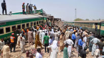 파키스탄 1000명 탑승 열차 탈선 사고…최소 30명 사망