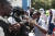 7일(현지시간) 아이티 포르투프랭스에서 한 시위 참가자가 경찰과 맞서고 있다. AP=연합뉴스