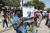 7일(현지시간) 아이티 수도 포르토프랭스에서 한 시위 참가자가 갱단에 의해 살해당한 경찰관 에디 데리스카의 사진을 들어 보이고 있다. AP=연합뉴스