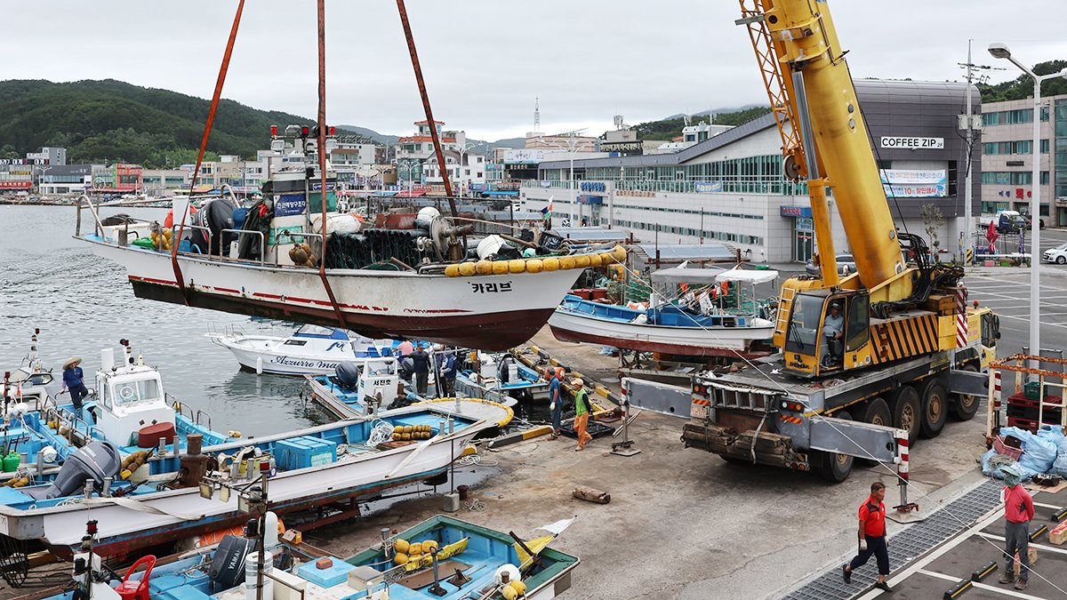 8일 울산시 북구 정자항에서 어민들이 크레인을 이용해 어선을 육지로 옮기고 있다. 연합뉴스