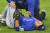  류현진이 8일(한국시간) 클리블랜드 가디언스와의 원정 경기에서 타자가 친 공에 맞고 쓰러져 고통스러워하고 있다. USA 투데이=연합뉴스