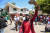 7일(현지시간) 아이티 수도 포르토프랭스에서 한 시위 참가자가 자기 방어의 상징으로 마체테(정글 칼)을 들어 보이고 있다. AP=연합뉴스