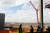 지난해 12월 TSMC 애리조나 공장 착공식에 조 바이든 미국 대통령이 방문해 현장을 둘러보고 있는 모습. TSMC는 2025년 이 공장을 완궁 후 5나노 반도체를 생산할 계획이다. 로이터=연합뉴스