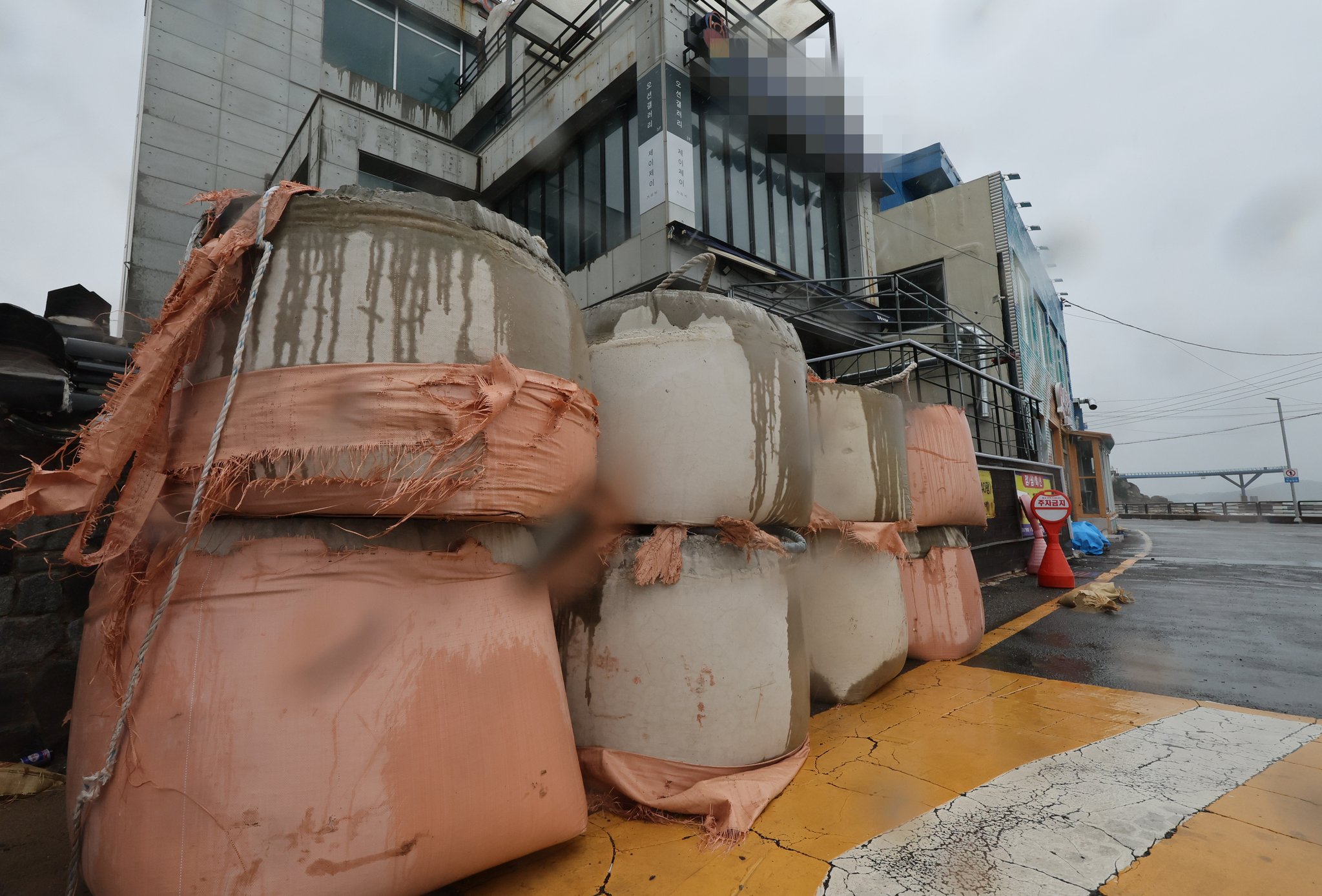 부산 해운대구 청사포 한 상가 건물 앞에 콘크리트를 설치해 월파에 대비하고 있다. 송봉근 기자