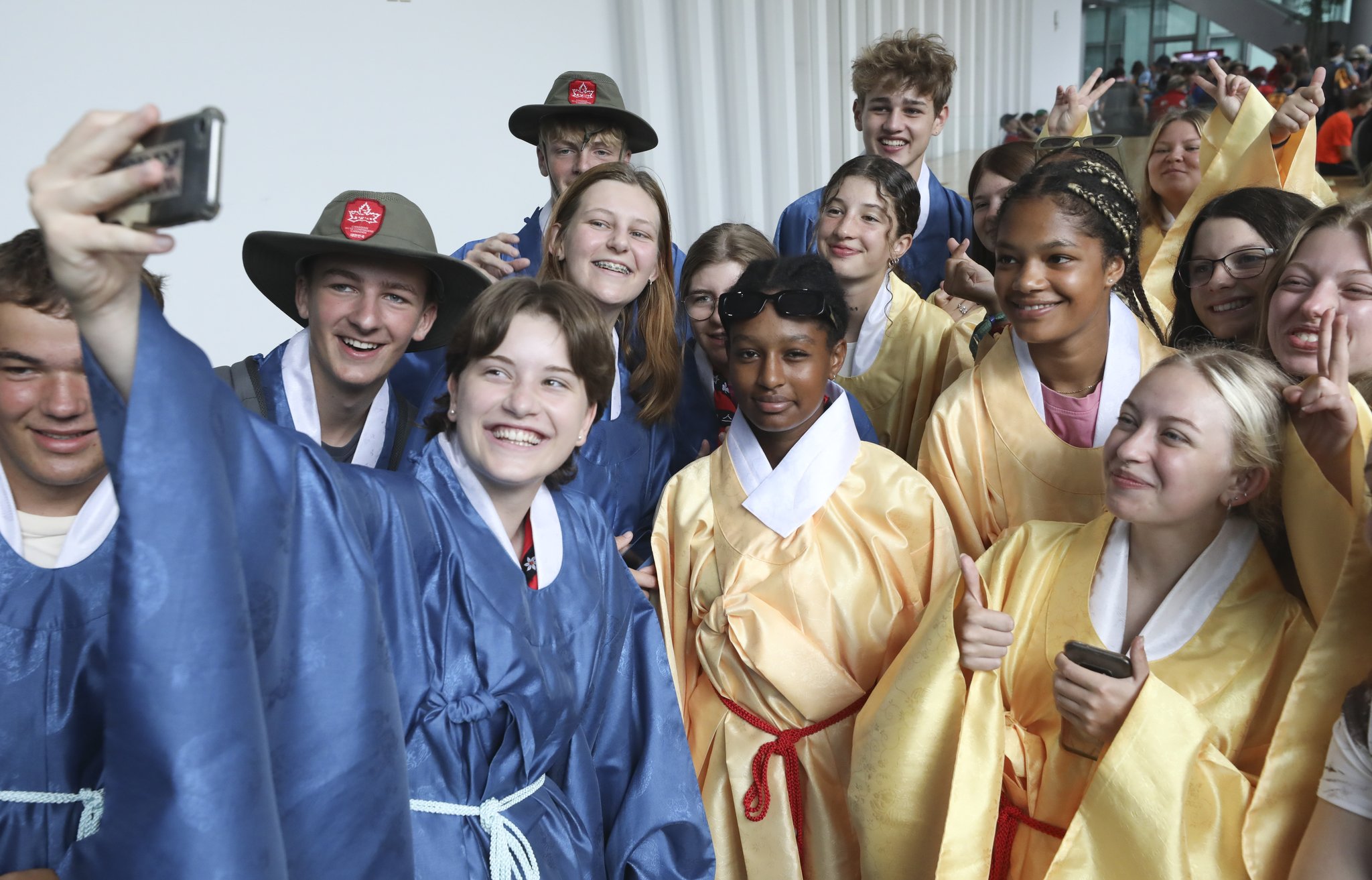 세계스카우트잼버리대회에 참가 중인 스위스 스카우트 대원들이 9일 서울 종로구 성균관대학교에서 유생 전통의상인 단령을 입고 기념촬영을 하고 있다. 뉴시스