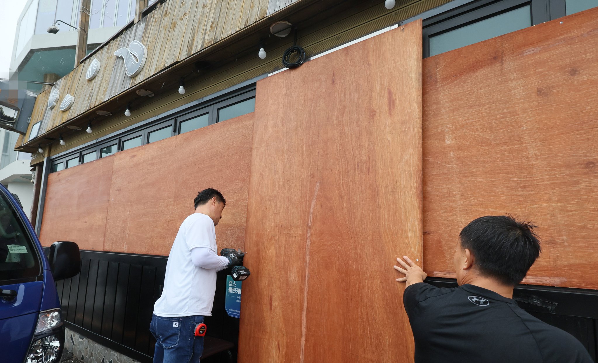 부산 해운대구 청사포 한 상가 건물에 합판으로 창문을 막아 월파에 대비하고 있다. 송봉근 기자 