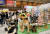 지난달 21일 서울 강남구 코엑스에서 열린 반려동물 산업 전시회 ‘2023 케이펫페어’를 찾은 관람객들이 반려동물 옷과 미용용품, 펫푸드 등 다양한 펫제품을 둘러보고 있다. [뉴시스]