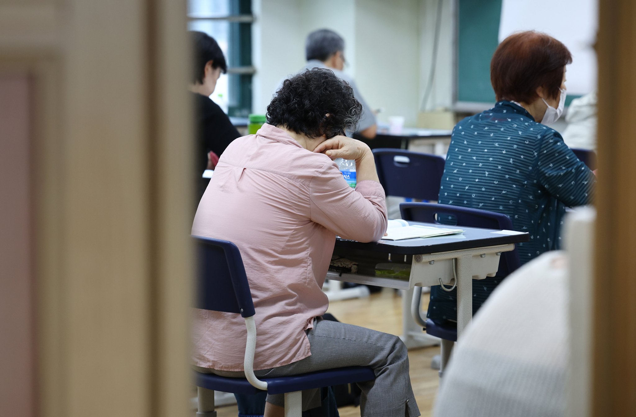 서울 동대문구 장평중학교에서 수험생들이 복습을 하고 있다. 연합뉴스