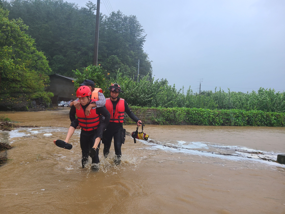 태풍 폭우, 축사·공장·차 곳곳서 갇혔다…낙동강엔 홍수 경보