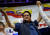 에콰도르 키토에서 열린 집회에 참석한 에콰도르 대통령 후보 페르난도 비야비센시오가 에콰도르 국기를 흔들고 있다. 로이터=연합뉴스
