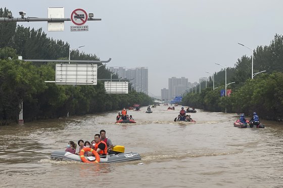 지난달 28일 중국 동남부 푸젠성으로 상륙한 태풍 독수리가 북상하면서 내륙 곳곳에 많은 비를 뿌린 가운데, 수도 베이징을 둘러싸고 있는 허베이성이 가장 큰 피해를 입었다. 인구 7400만 명중 222만 2900여명의 이재민이 발생했다. 허베이(河北)성 주저우에서 고립된 주민들을 대피시키는 구조대. AP=연합뉴스