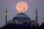이스탄불 야아 소피아의 유명한 돔 위로 지난 2일 수퍼문이 뜬 모습.[AFP=연합뉴스] 