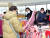 북한이 제1차 평양시 관광기념품전시회를 개최했다고 조선신보가 지난 1월 6일 전했다. 전시회장을 찾은 한 여성이 토끼 그림이 그려진 옷을 살펴보고 있다. 연합뉴스