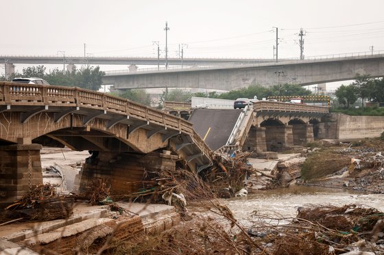 5일 홍콩 사우스차이나모닝포스트( SCMP )에 따르면 태풍 독수리가 뿌린 많은 비로 이날까지 베이징에서 최소 11명, 허베이성에서 최소 20명이 숨졌다. 태풍 독수리에 부서진 베이징 펑타이 지구 다리. EPA=연합뉴스