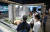 서울 서초구에 마련된 '구의역 롯데캐슬 이스트폴' 견본주택을 찾은 시민들이 단지 모형도를 보고 있다. 뉴스1