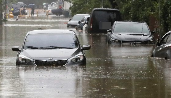 제6호 태풍 카눈이 북상한 10일 오전 경남 창원시 성산구에 시간당 60㎜가 넘는 폭우가 쏟아지면서 내동 한 도로에 차들이 물에 잠겨 있다. 연합뉴스