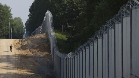 폴란드, 벨라루스 국경에 병력 1만명 보낸다..."침략자 쫓아낼 것"