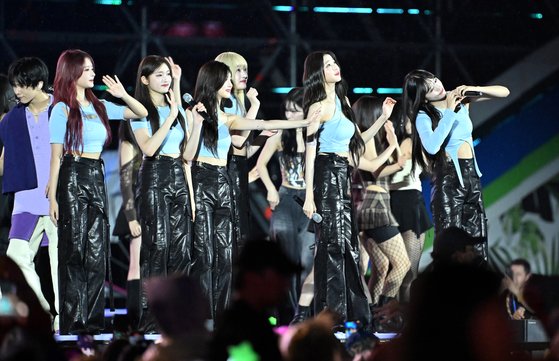  ‘2023 새만금 세계스카우트잼버리 K팝 슈퍼 라이브 콘서트’에서 그룹 아이브가 공연을 펼치고 있다.뉴스1