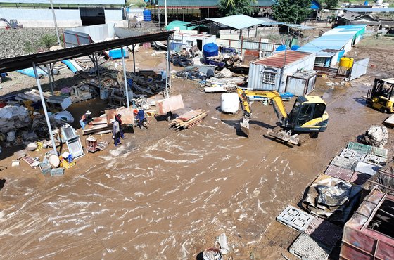 11일 대구 군위군 효령면 병수리에서 태풍 '카눈'의 영향으로 피해를 본 주민들이 복구작업을 하고 있다.연합뉴스