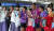 세계스카우트 잼버리 대원들이 지난 13일 인천국제공항 출국장에서 환송 나온 한복을 입은 인천공항공사 관계자들과 기념촬영을 하고 있다. 뉴스1
