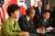 2014년 3월 네덜란드 헤이그에서 만난 박근혜 대통령, 버락 오바마 미국 대통령, 아베 신조 일본 총리.(왼쪽부터) 청와대 사진기자단