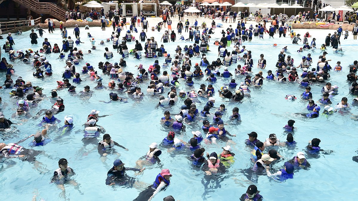 대구 달성군 워터파크 스파밸리를 찾은 시민들이 물놀이를 하고 있다. 뉴시스