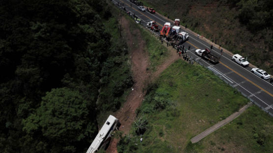 과속으로 달리다 풀숲 추락…멕시코 또 버스사고로 7명 사망 