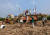 지난해 12월 3일 인도 서부 마하라슈트라 주 상리 지역에서 제당 공장 노동자들이 수확한 사탕수수를 트랙터 트롤리에 싣고 있다. 로이터=연합뉴스