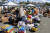 12일 하와이주 호놀룰루에서 라하이나 주민들에게 보낼 구호 물품을 준비하는 자원봉사자들. [EPA=연합뉴스]