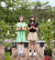 안수민(왼쪽)·오수아 학생기자가 콜마 무궁화 역사문화관에서 ‘나라꽃’ 무궁화의 역사와 문화에 대해 알아봤다.