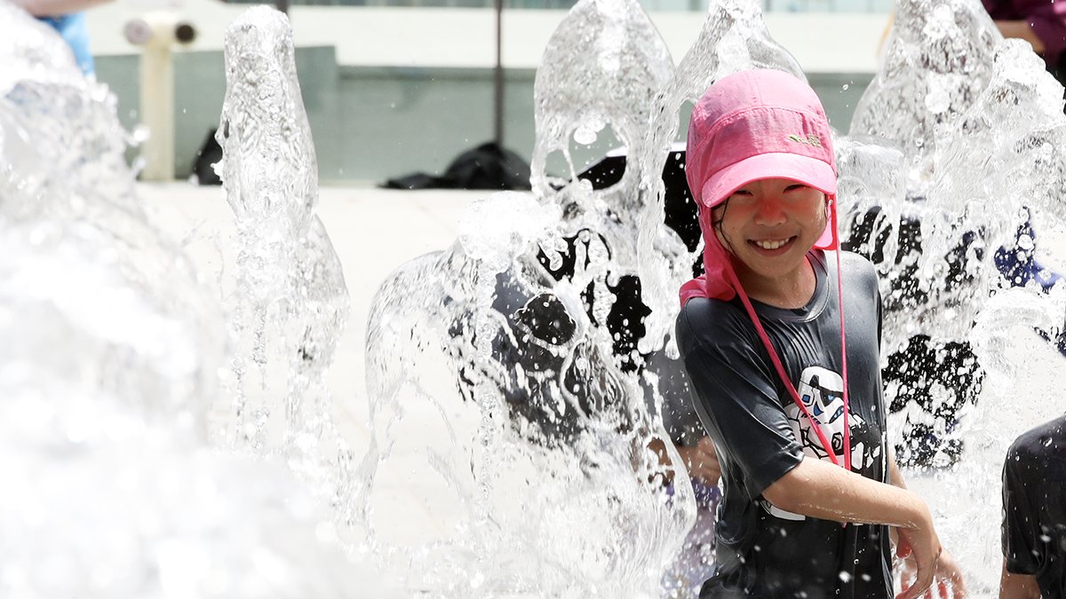 서울 광화문 광장에서 어린이들이 물놀이를 하고 있다. 뉴스1