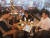 퓨리에버코인 발행사인 유니네트워크 대표 이모씨(왼쪽)가 서울 강남구 납치·살인 사건 배후로 지목돼 구속기소된 유상원(오른쪽)·황은희(가운데)와 과거 한 카페에서 대화를 나누는 모습. 독자 제공