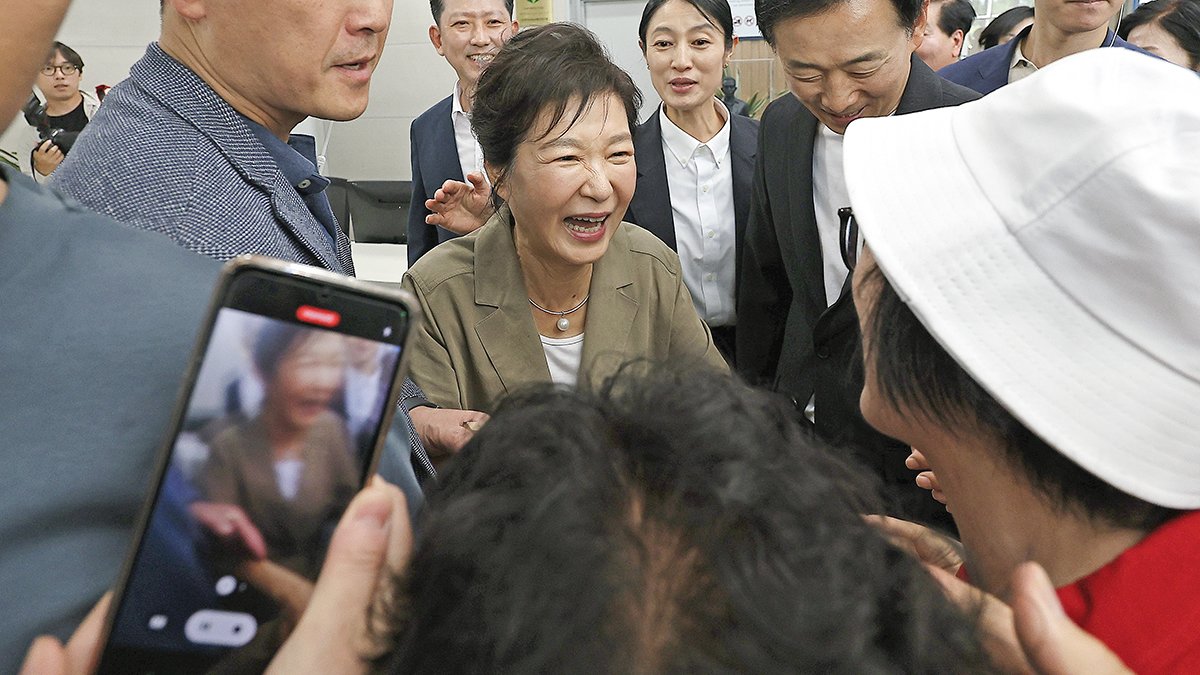 박근혜 전 대통령이 박정희 대통령 역사자료관을 찾아 시민들과 인사하고 있다. 뉴시스