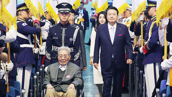 윤석열 대통령과 김건희 여사가 15일 서울 서대문구 이화여대 대강당에서 열린 제78주년 광복절 경축식에 오성규, 김영관 애국지사와 함께 입장하고 있다. 뉴시스