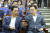 이재명 더불어민주장 대표(오른쪽)와 정청래 최고위원이 16일 국회에서 열린 의원총회에서 핸드폰을 보고 있다. 김현동 기자 230816