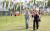 지난 13일 오후 K-컬처 박람회가 열리고 있는 충남 천안 독립기념관에서 외국인 관람객들이 태극기 사이를 걸어가고 있다. [사진 천안시]