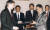 1994년 10월 북미 제네바 기본 합의서에 서명한 당시 로버트 갈루치 미 국무부 동아태차관보와 강석주 북한 북한 외무성 제1부부장. 중앙포토
