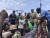 니제르에서 쿠데타를 일으킨 조국수호국민회의(CNSP) 소속 모하메드 툼바(오른쪽 두 번째) 장군이 지난 6일(현지시간) 수도 니아메에서 열린 집회에서 연설하고 있다. AP=연합뉴스