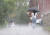 지난 6일 오후 서울 종로구 인사동 인근에서 갑자기 소나기가 내리자 시민들이 비를 피하고 있다. 사진 연합뉴스