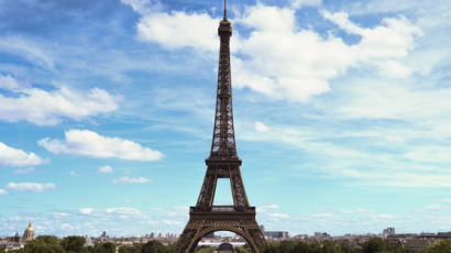 에펠탑 꼭대기서 낙하산 메고 뛰어내린 20대 경찰 체포