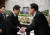 윤석열 대통령이 15일 더불어민주당 이재명 대표의 조문을 받고 있다.사진 대통령실